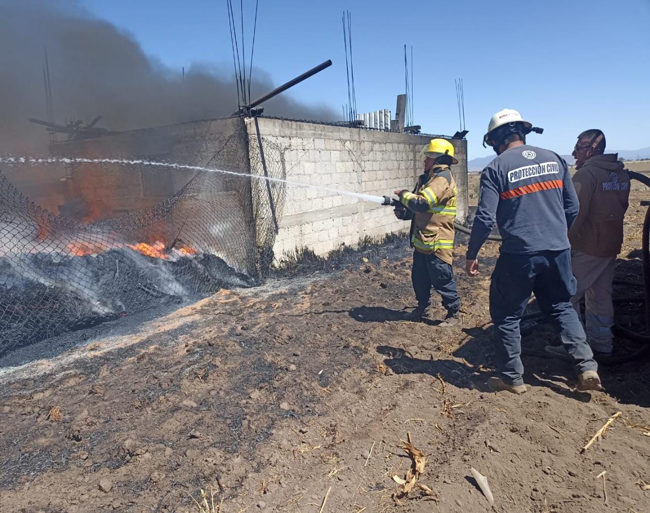 Sofoca Protección Civil de Calpulalpan y Bomberos del Estado incendio en un rancho