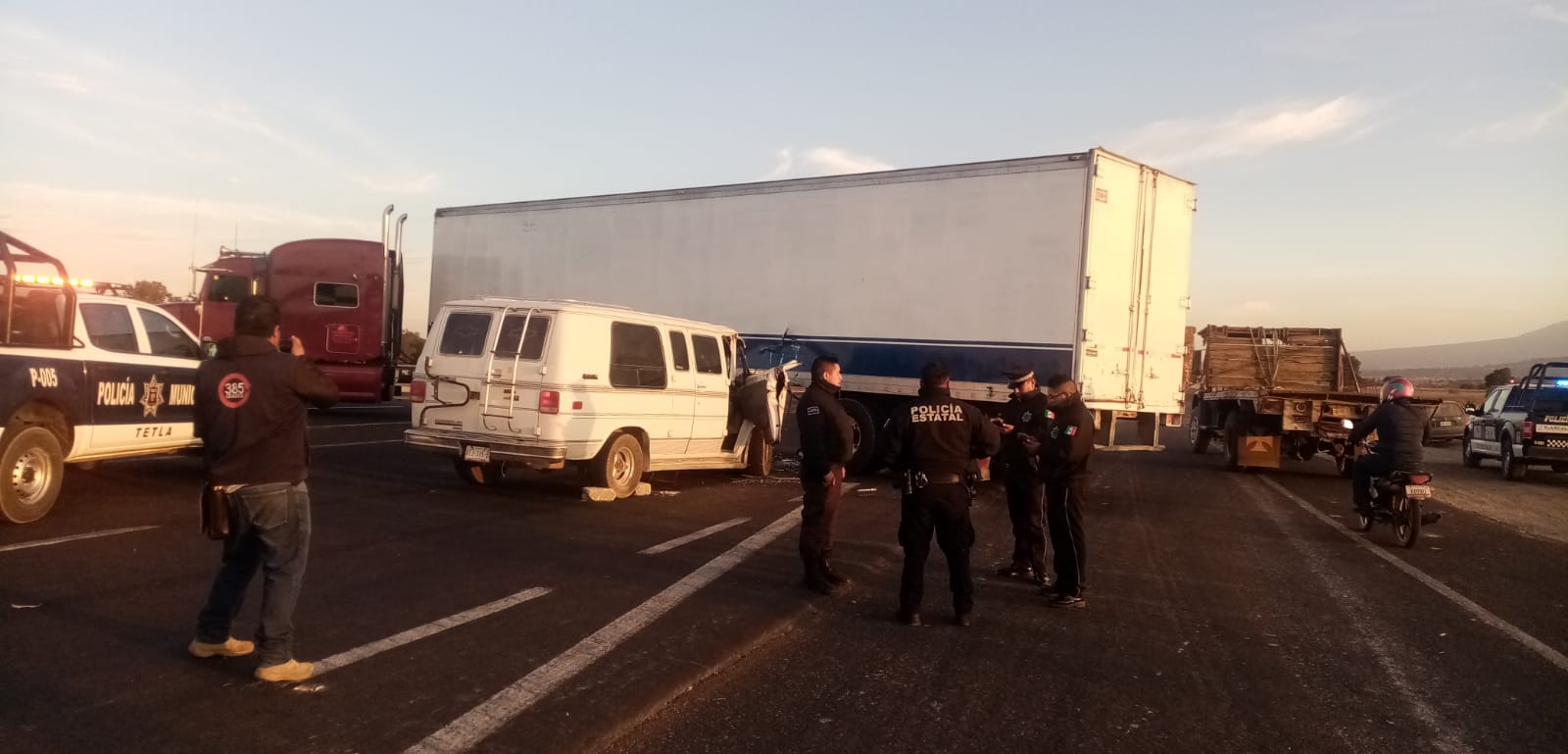 Choca camioneta vs un tráiler, en Tetla; hubo 5 lesionados