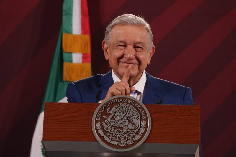 Sonriente, AMLO sugiere a GGL ‘cantar’ contra Calderón