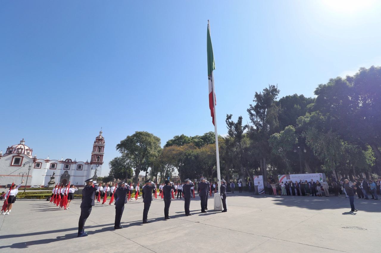 Llama Paola Angon a actuar con responsabilidad, para honrar diariamente a la bandera y la nación