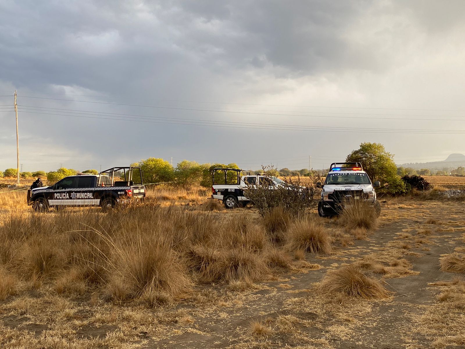 En Huamantla, encuentran osamenta humana en terrenos de labor   Esta tarde se reportó el hallazgo de una osamenta humana en el municipio de Huamantla, por lo cual diferentes autoridades se dieron cita en el lugar para realizar las indagatorias correspondientes.   Hasta el momento, se sabe que algunos vecinos caminaban por terrenos de labor cuando localizaron un cráneo humano, así como huesos, por lo que dieron aviso a las autoridades.   Ante estos hechos, policías municipales acudieron a terrenos de labor, ubicados sobre la carretera Huamantla-El Carmen Xalpatlahuaya, a la altura de unos campos deportivos.  Finalmente, la zona fue acordonada para preservar el lugar del hallazgo e integrantes de Servicios Periciales de la PGJE, realizaron el levantamiento correspondiente para iniciar con las indagatorias pertinentes.