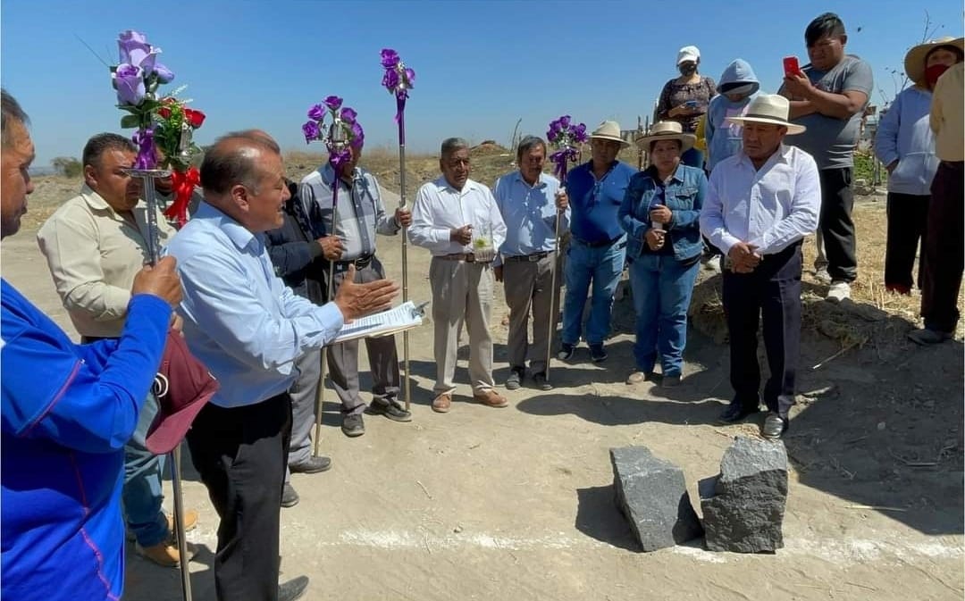 Asiste Genaro Sánchez a colocación de la primera piedra de barda perimetral del panteón San Francisco de Borja Apapaxco