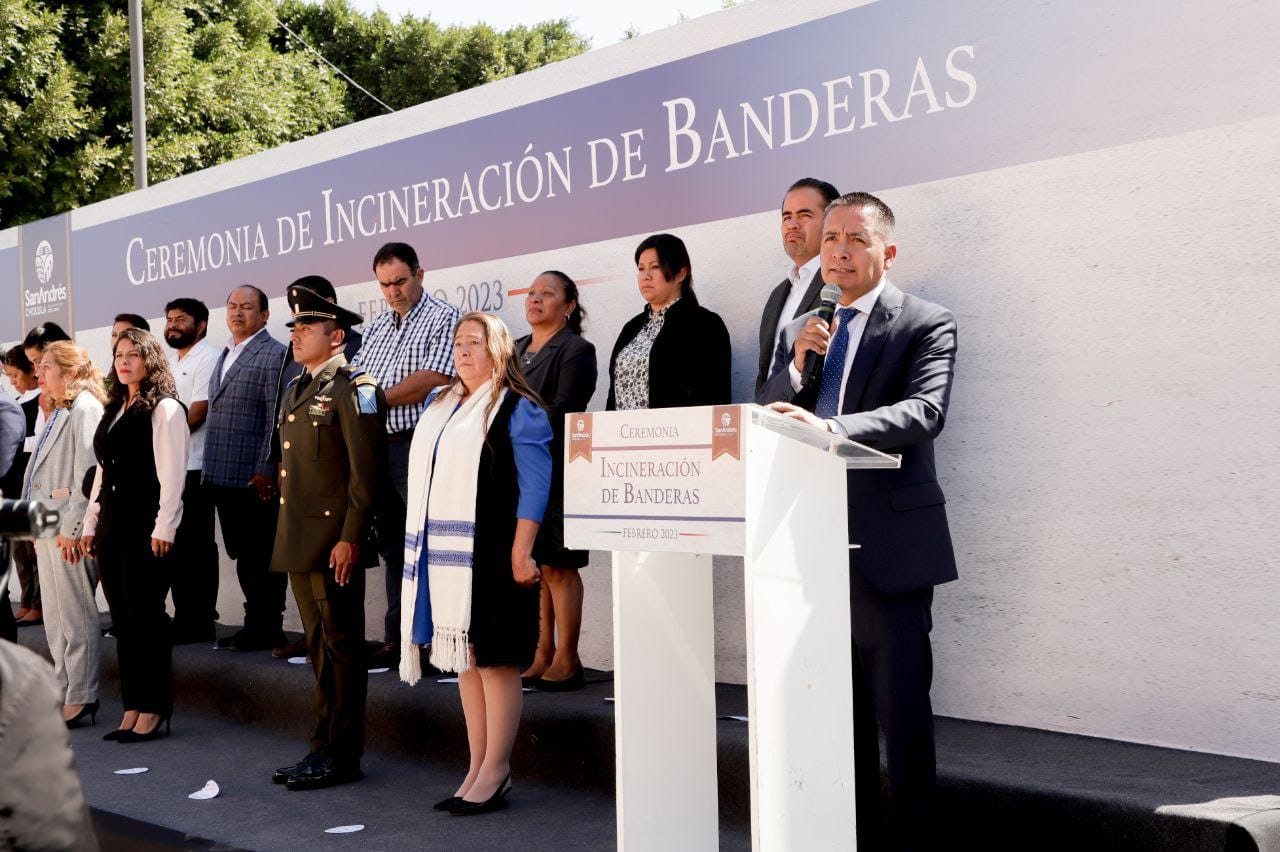 Encabeza Mundo Tlatehui ceremonia de incineración de banderas