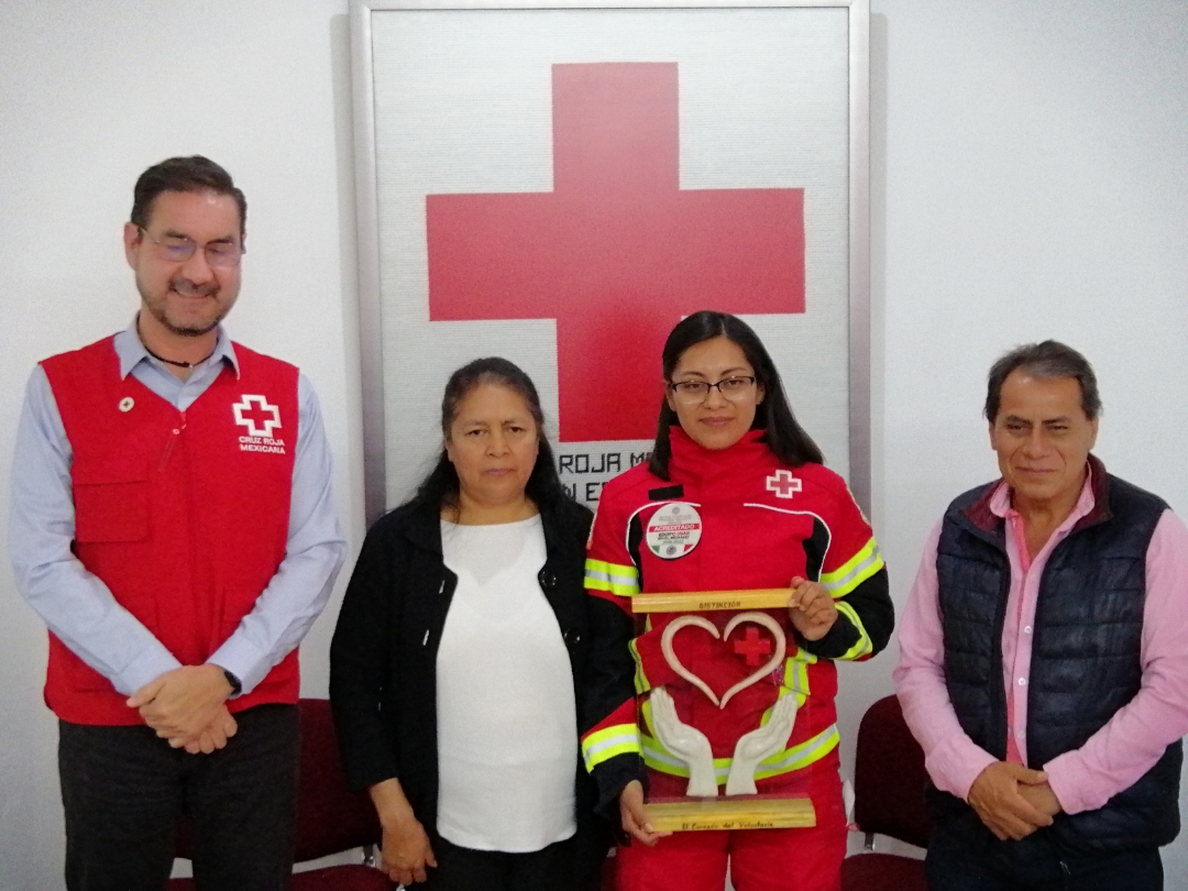 Con orgullo, Ariadna Cisneros recibe reconocimiento de Cruz Roja acompañada por sus padres 