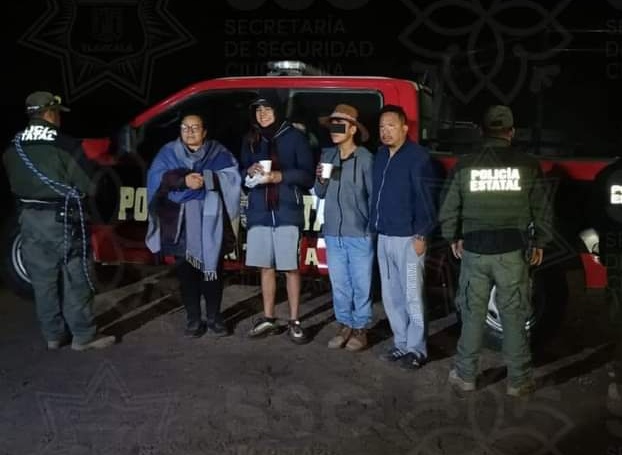 Logran rescate de joven y menor de edad extraviados en La Malinche