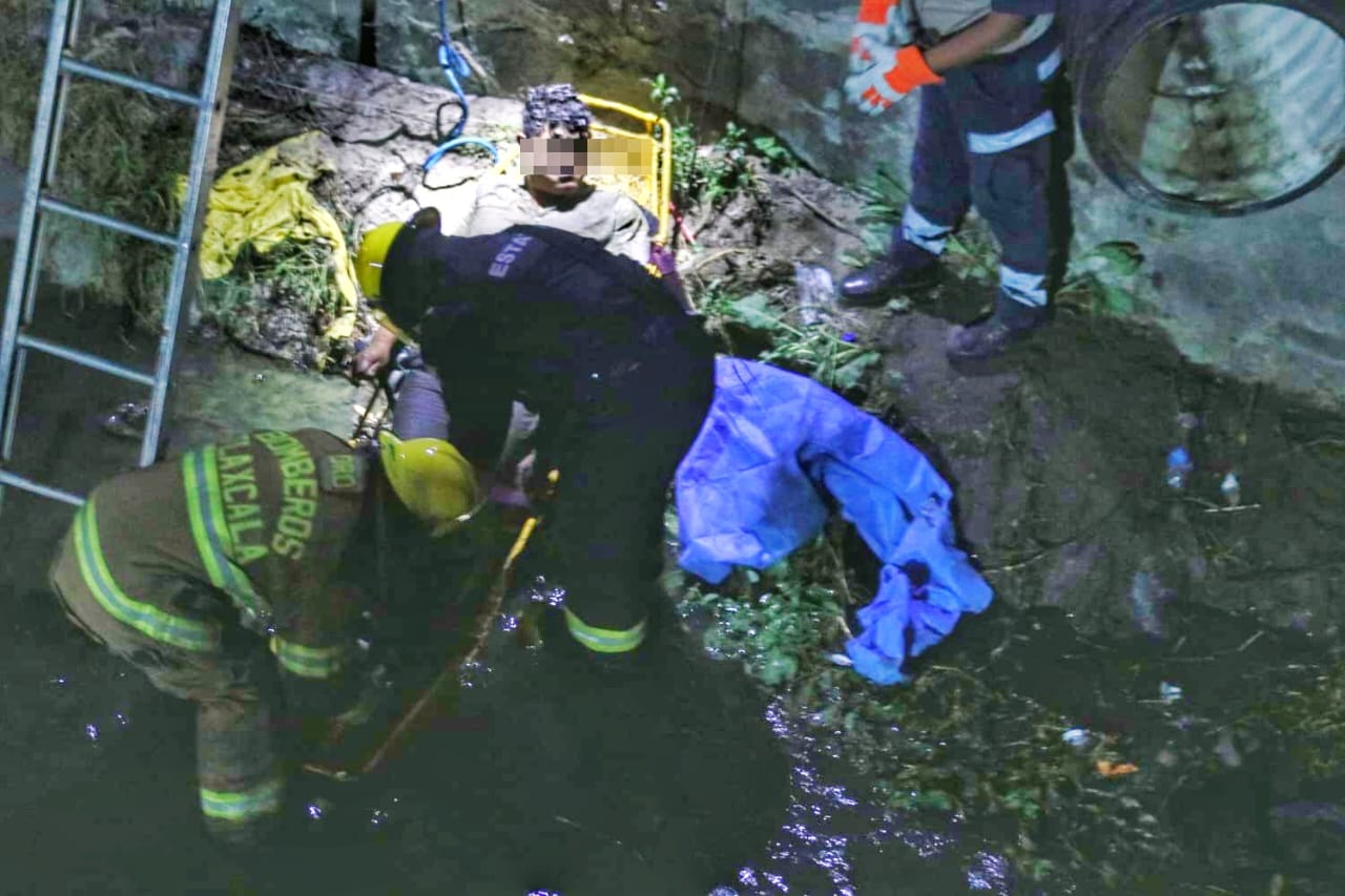 Ebrio joven se arroja desde puente peatonal hacia el río Zahuapan en la capital 