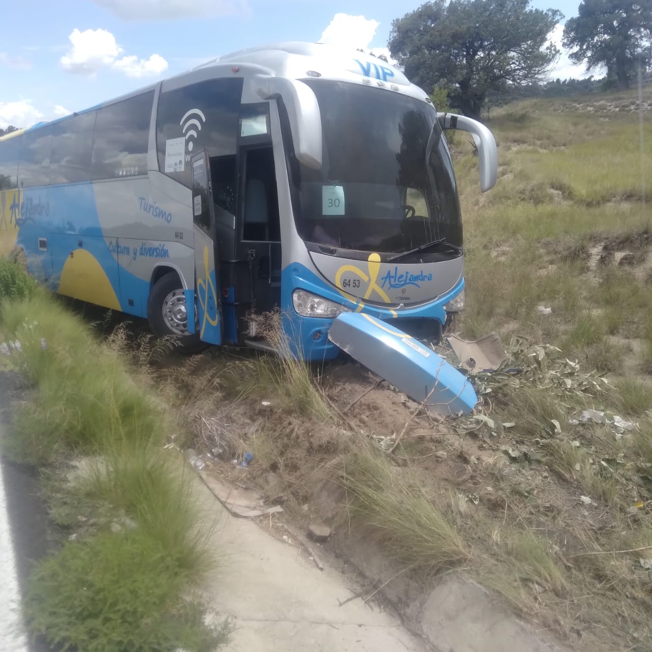 Se accidenta autobús que traslada a maestros en Atltzayanca, hubo tres lesionados