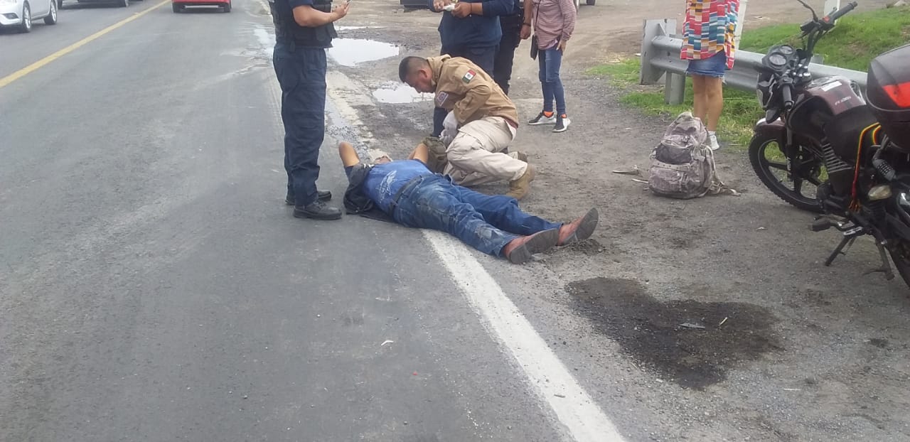 Cincuenta minutos esperó un motociclista que derrapó para ser trasladado a un nosocomio, en Calpulalpan; murió más tarde