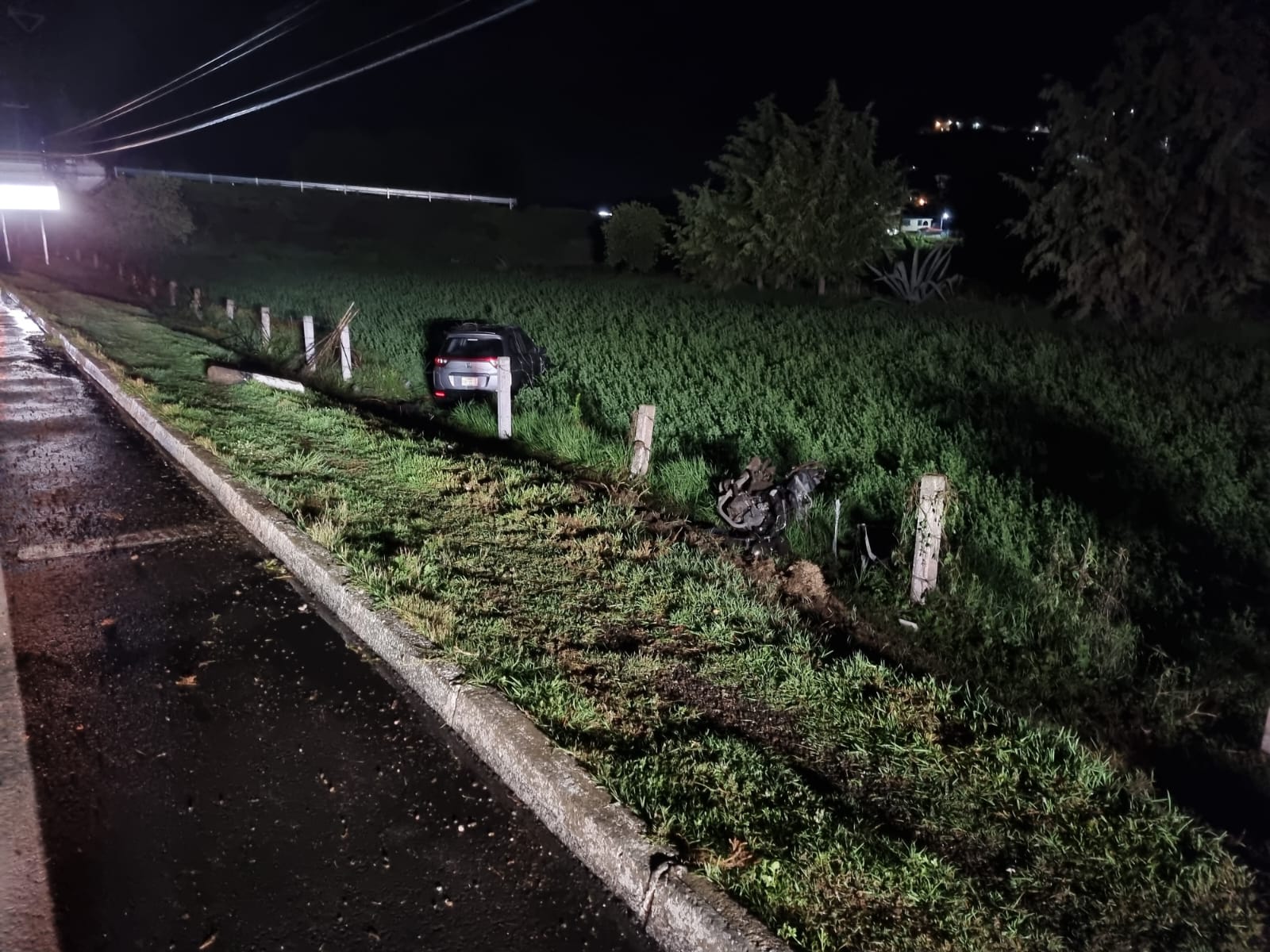 Embisten y matan a motociclista; fue abandonado a su suerte, en Panotla 
