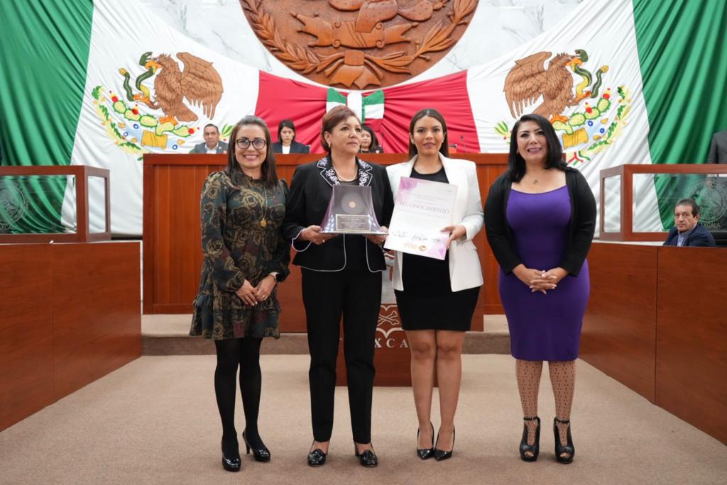 Periodistas y comunicadores pugnan por ley de protección: Ganadora de presea