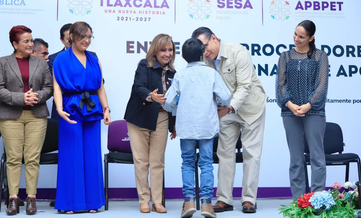 Entrega Lorena Cuéllar procesadores de implante coclear a 22 infantes