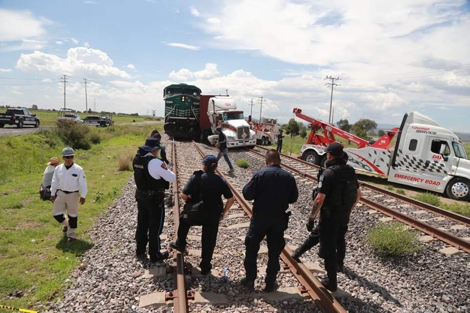 Chófer de Trailer salva la vida tras ser arrollado por el tren en Huamantla