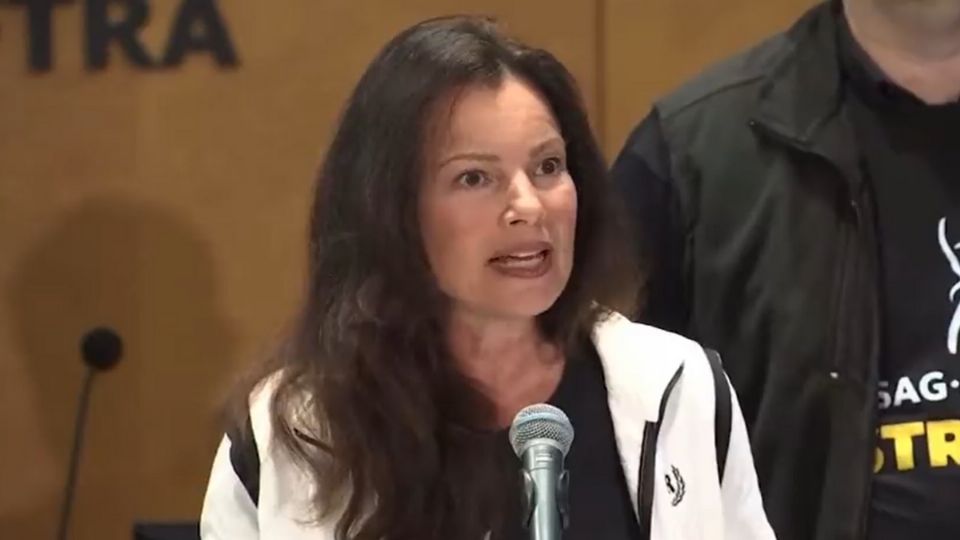 “Somos víctimas de una entidad codiciosa”: Fran Drescher encabeza huelga de actores en Hollywood (Vídeo)