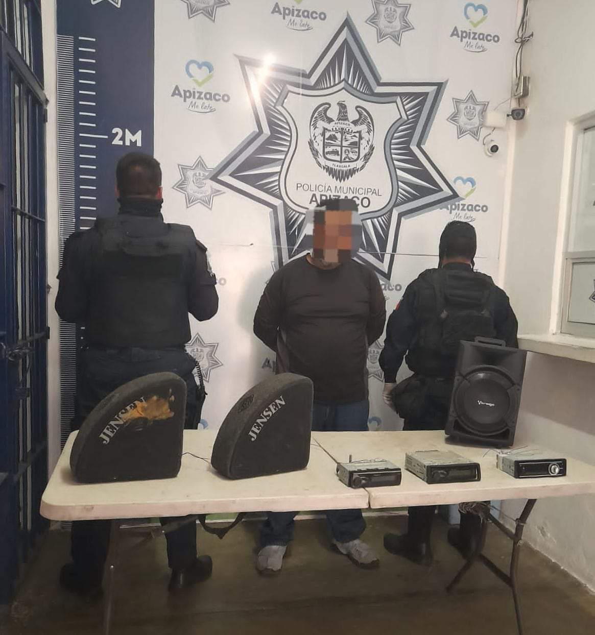 En persecución, policías municipales de Apizaco aseguran a un sujeto por robo de autopartes