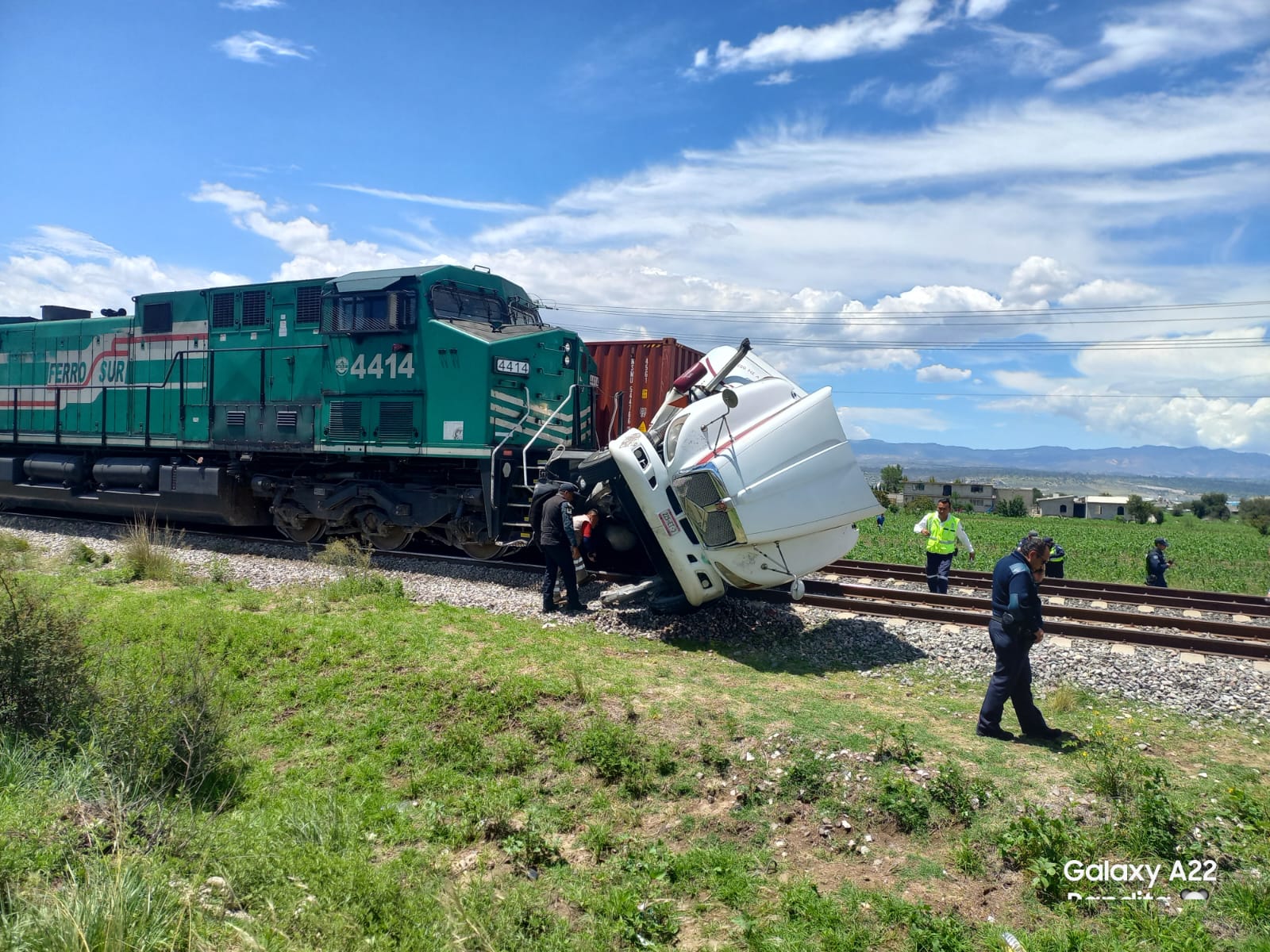 Trailero salva la vida después de intentar ganarle el paso al tren, en Huamantla
