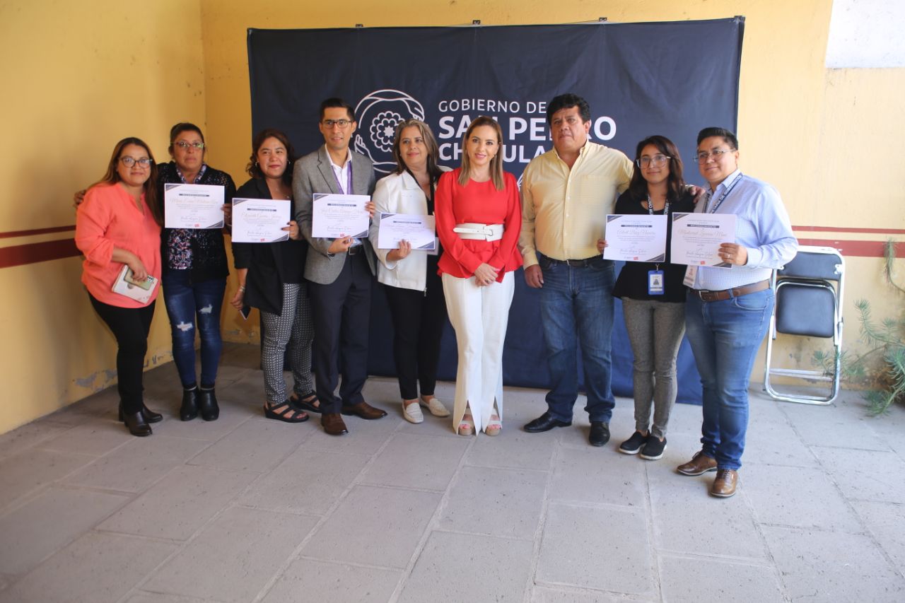 Entrega Paola Angon premio al mérito a servidores comprometidos con el bienestar de las familias