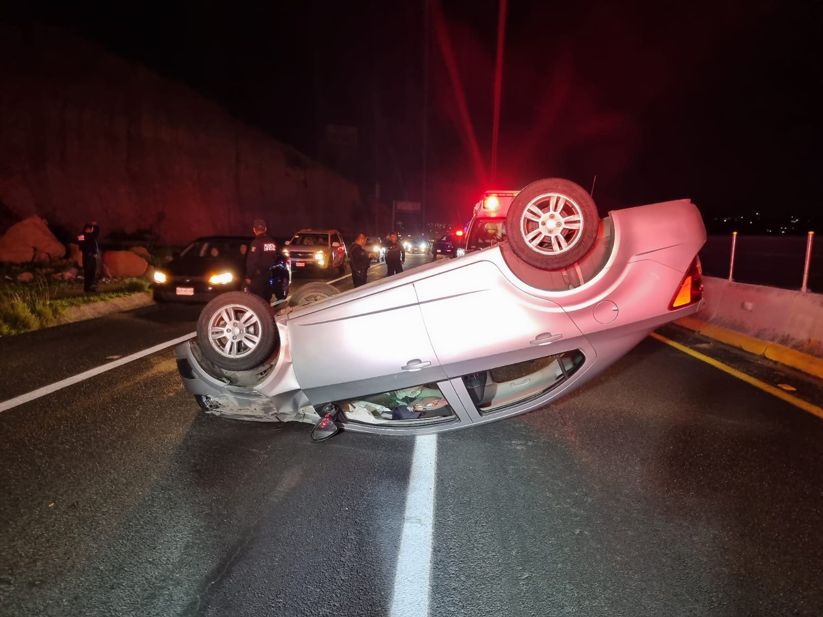 Ebrio conductor vuelca en Periférico y resulta lesionado