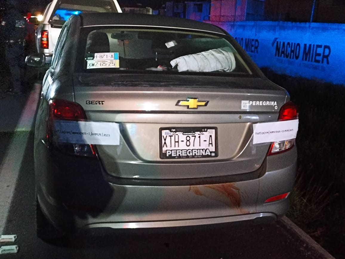 Localizan tres cadáveres en auto con placas de Tlaxcala