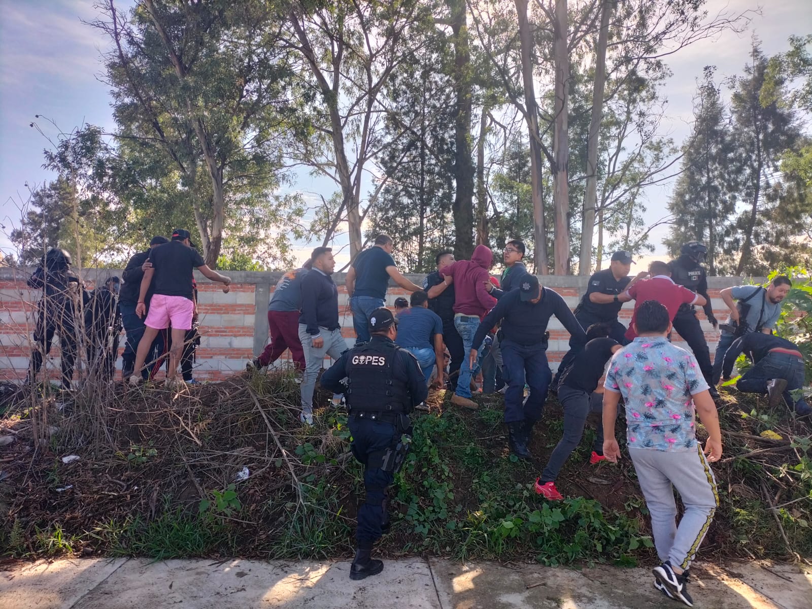 Detienen a dos presuntos delincuentes tras robo a domicilio, en Xiloxoxtla; uno fue herido de bala