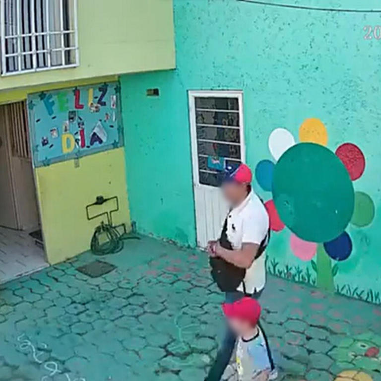Pareja agrede y amenaza con arma a maestra de kinder tras escuchar decir a su hijo que ella es mala (Vídeo)