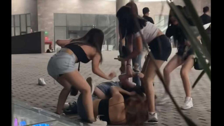 Mujeres protagonizan pelea en centro comercia; hecho se vuelve viral (Vídeo)