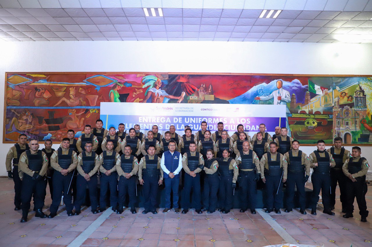 Entrega Mundo Tlatehui uniformes a elementos de la guardia ciudadana