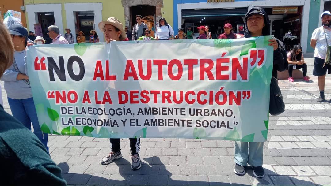 Marchan en la capital contra el autotrén en Tlaxcala, acusan ecocidio de 200 árboles 