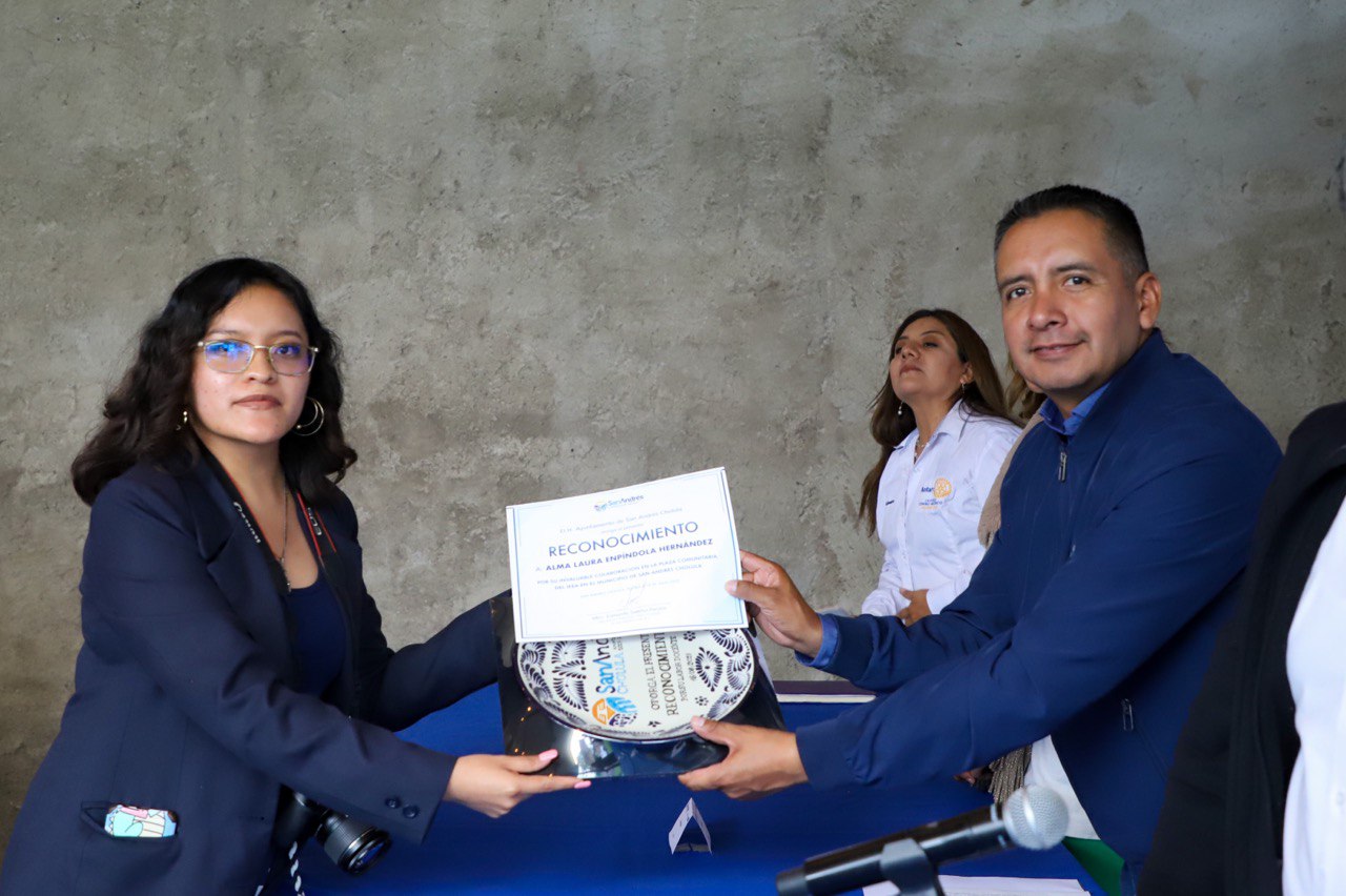 Entrega Mundo Tlatehui reconocimientos a docentes del IEEA, por su contribución para abatir el rezago educativo