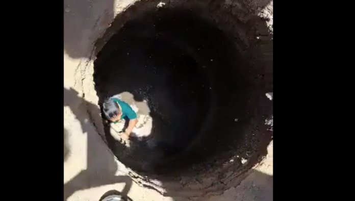 El presidente municipal de Puebla, Eduardo Rivera Pérez, anunció que el Ayuntamiento llevará a cabo una investigación sobre las empresas responsables de realizar obras en el Centro Histórico de la ciudad. El objetivo es verificar si estas compañías están colocando señalética adecuada para prevenir a los ciudadanos sobre los trabajos de rehabilitación en curso. Esta medida busca asegurar la seguridad de los transeúntes y evitar accidentes.  En una conferencia de prensa ofrecida recientemente, Rivera Pérez abordó el incidente ocurrido el día anterior, en el que un niño de 5 años cayó en una alcantarilla sin tapa ubicada en la intersección de la 16 Poniente y 5 de Mayo. Según el presidente municipal, el accidente se debió al descuido de la abuela del menor.  Como respuesta a este lamentable suceso, el alcalde indicó que pedirá a la Dirección de Atención de Riesgos de Protección Civil que realice una verificación exhaustiva de todas las empresas que están llevando a cabo obras de rehabilitación en las calles 10, 12, 14, 16 y 18 Oriente-Poniente del Centro Histórico. El objetivo es asegurar que estas empresas estén cumpliendo con las normas de seguridad y colocando la señalización necesaria para advertir a los ciudadanos sobre las zonas de trabajo y los posibles riesgos.  En relación a la situación específica del accidente ocurrido, el edil informó que tiene programada una reunión con representantes de la empresa "Agua de Puebla", para abordar el tema y revisar las medidas de seguridad en su trabajo de rehabilitación.  Asimismo, Eduardo Rivera Pérez hizo un llamado a la sociedad a respetar las señales de prevención y los trabajos en curso. Destacó la importancia de que los ciudadanos estén conscientes de las áreas en las que se están realizando obras y que tomen las precauciones necesarias al transitar por esas zonas para evitar accidentes.