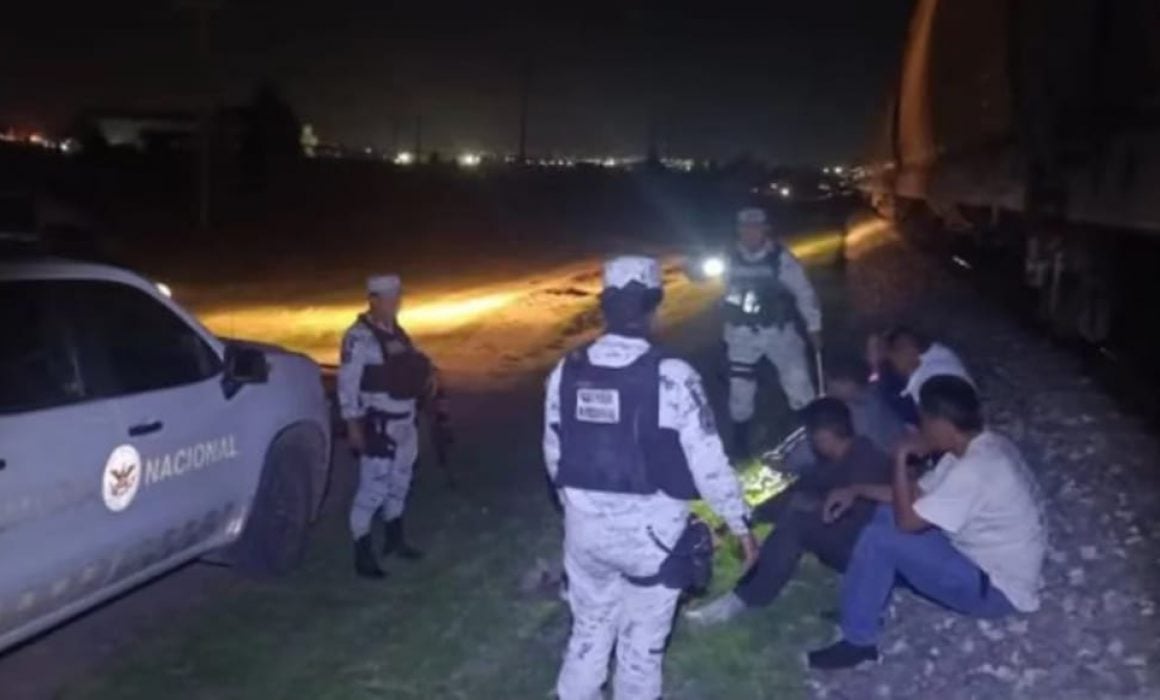 Rescatan a 53 migrantes de las vías del tren en Apizaco