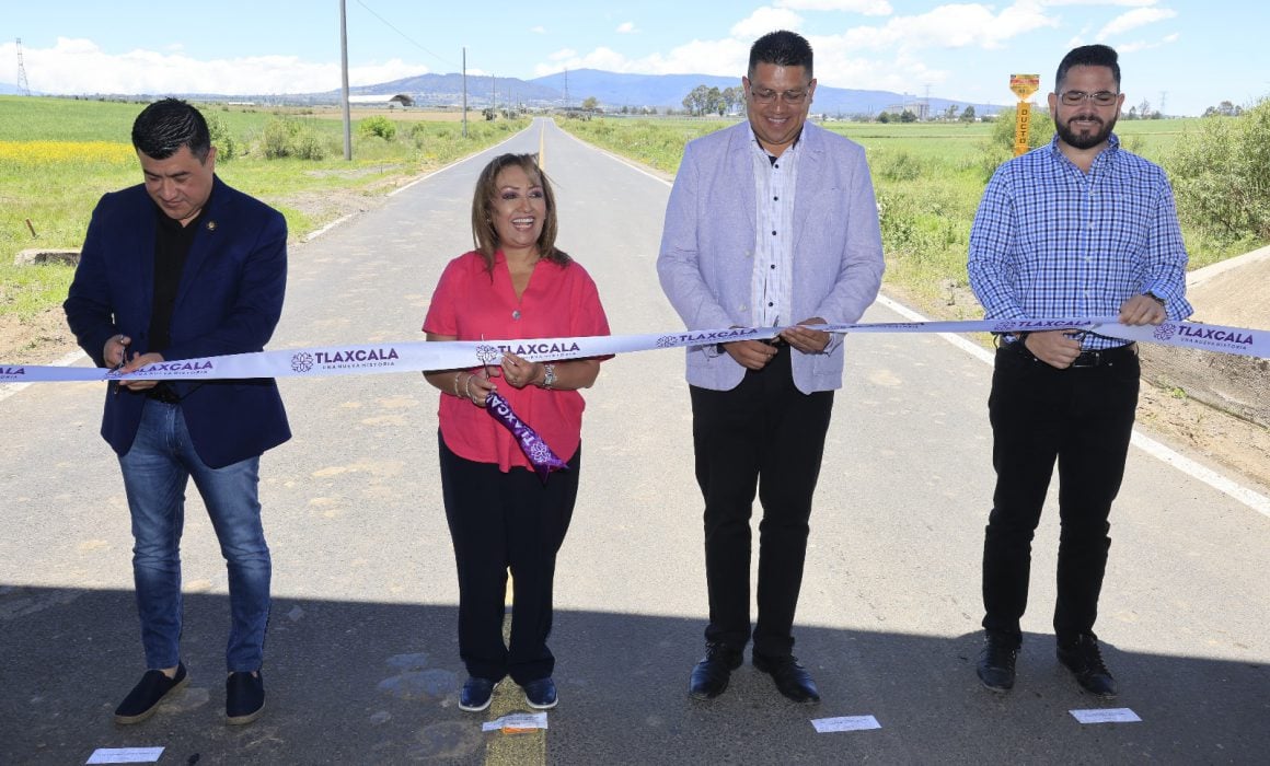 Entregan autoridades estatales rehabilitaciónde carretera en Calpulalpan