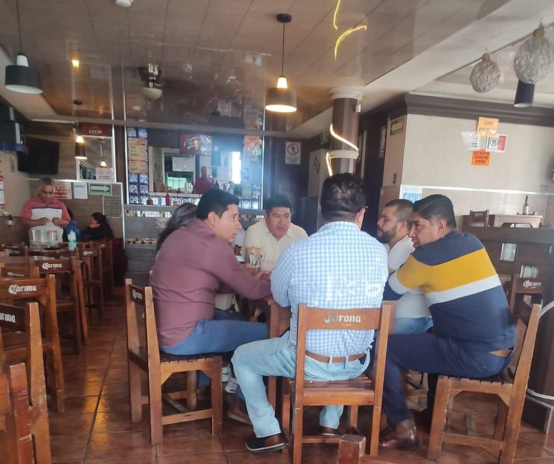 Evidencian a alcalde de Santa Cruz Tlaxcala consumiendo bebidas alcohólicas