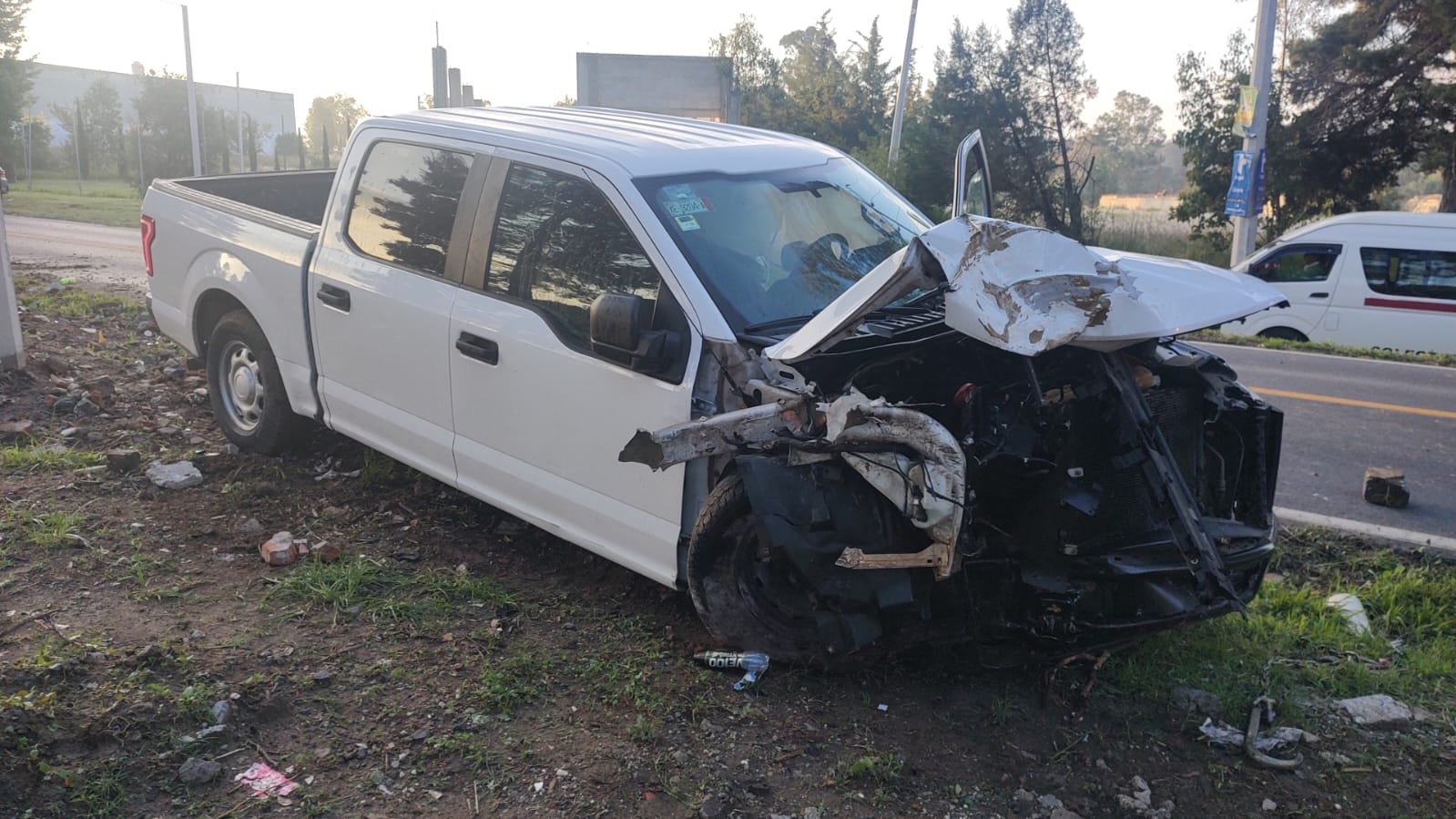 Chocan camioneta y la abandonan sobre la carretera Tlaxcala-Texoloc