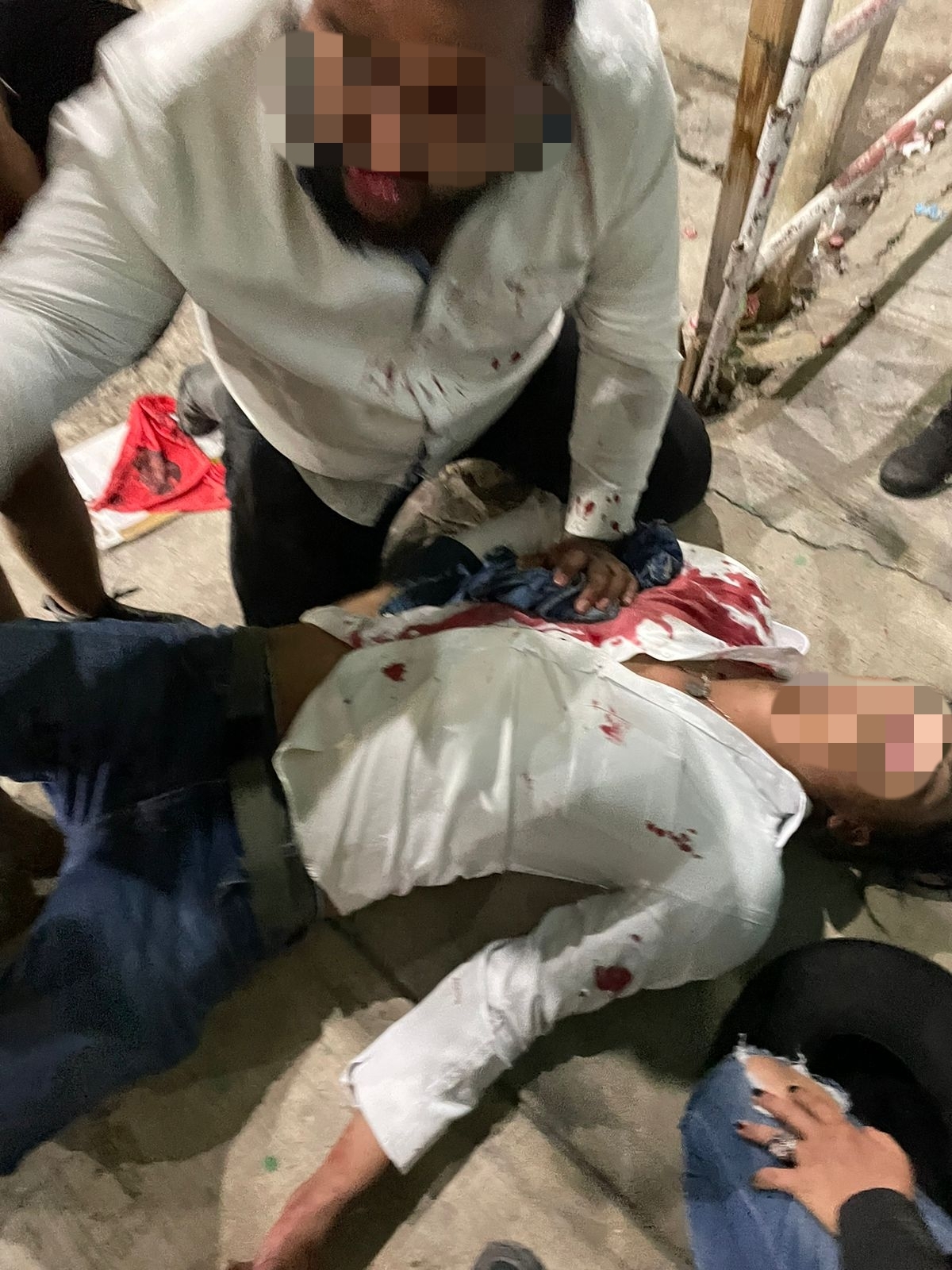 Se debate entre la vida y la muerte joven baleado en pleno centro de Tequexquitla