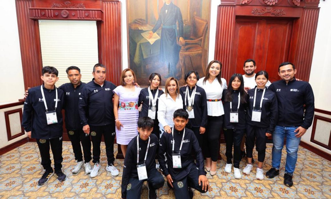 Felicita Lorena Cuéllar a ganadores de medallas de oro y plata