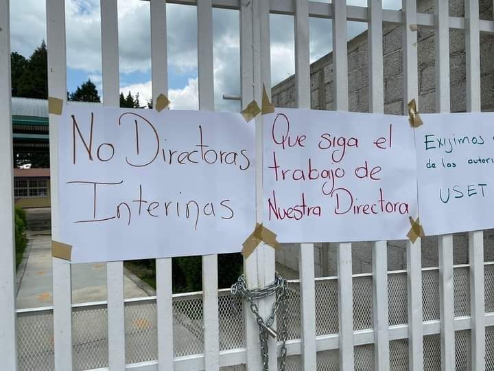Padres de familia toman kinder en Acuamanala, exigen regreso de su directora
