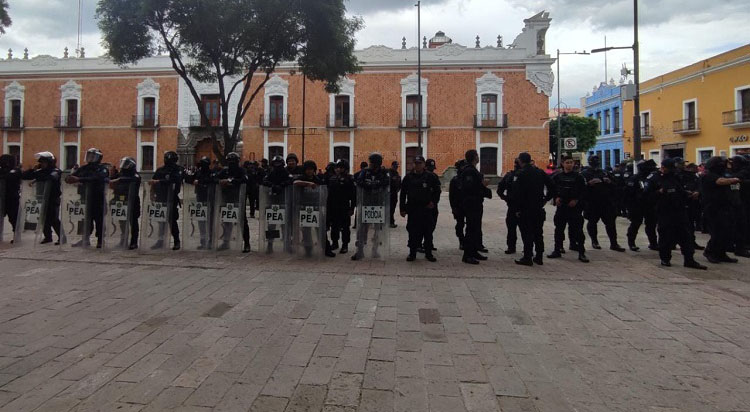 Blindan Palacio de Gobierno por protesta contra el autotrén