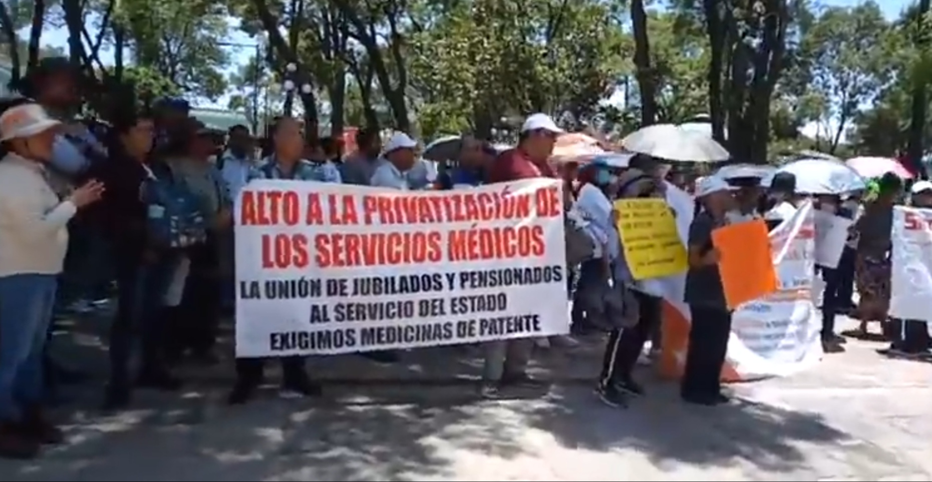 Rechazan jubilados y pensionados de Tlaxcala cambio en esquema de servicio de salud