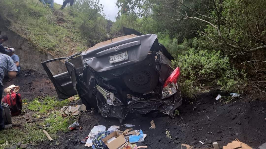 Familia veracruzana sobrevive a aparatoso accidente, en Tlaxco
