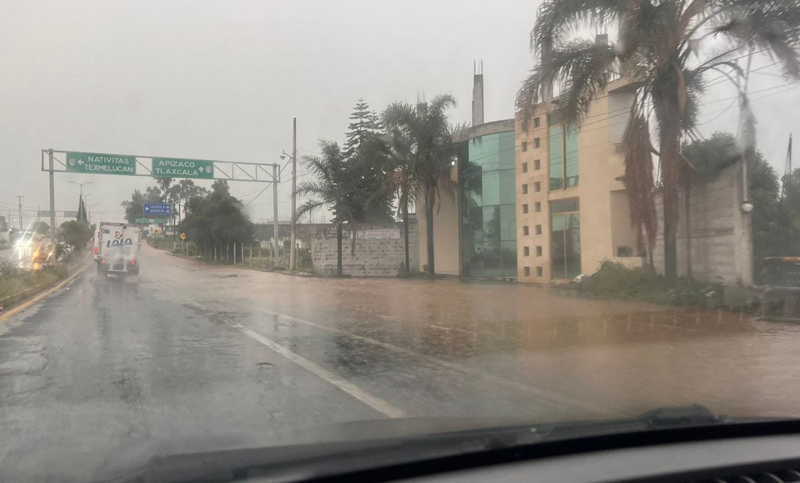 Fuerte lluvia azota Tlaxcala; se inunda carretera Tlaxcala-Puebla