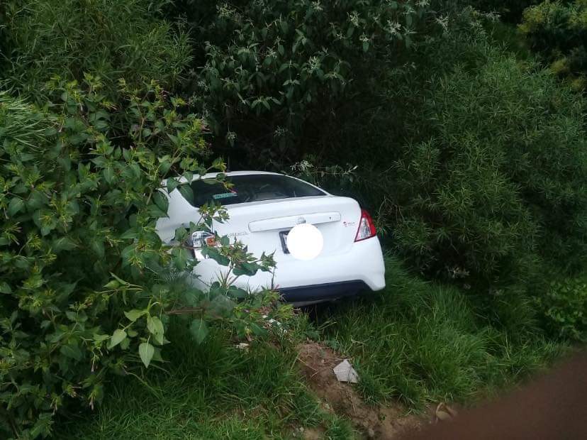 Conductor vuelca su unidad en Calpulalpan