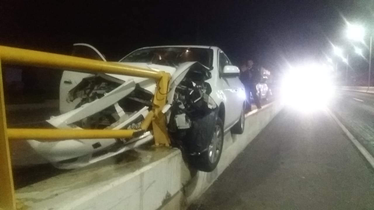 Muere mujer en choque de auto vs muro de contención, en Apetatitlán