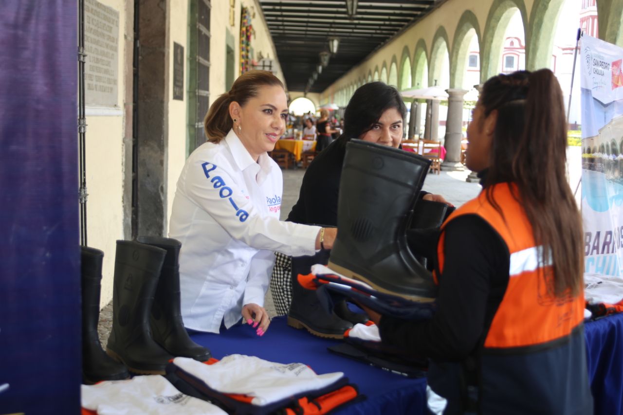 Paola Angon encabeza jornada Integral de Atención y entrega uniformes a personal de limpia