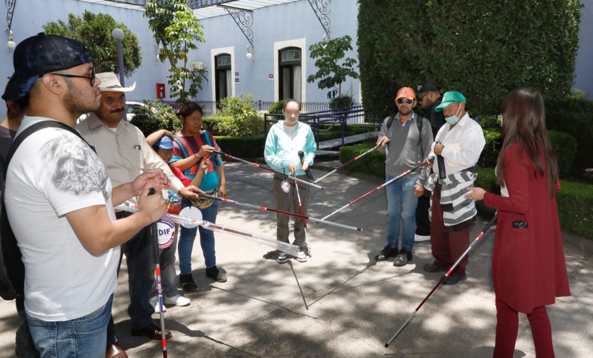 Imparte Sedif capacitación en uso del bastón blanco para débiles visuales