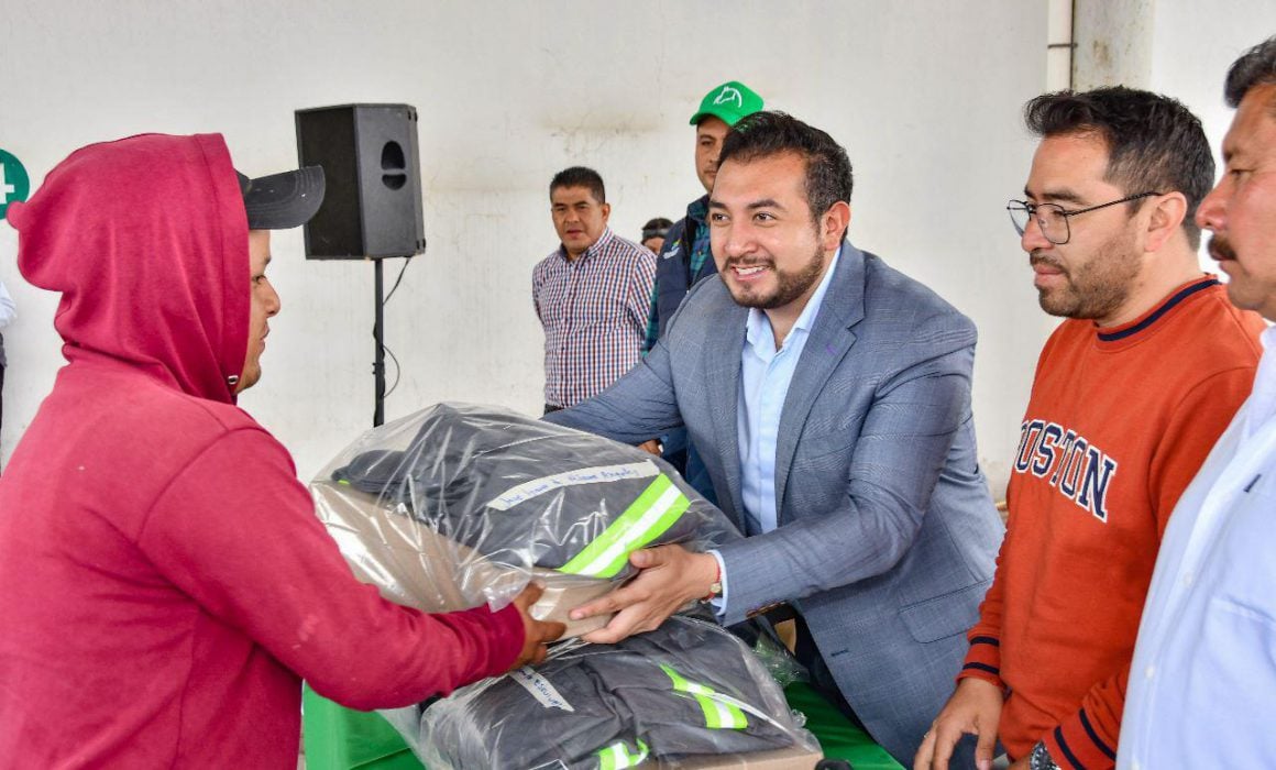 Entrega Salvador Santos uniformes a personal de Servicios públicos