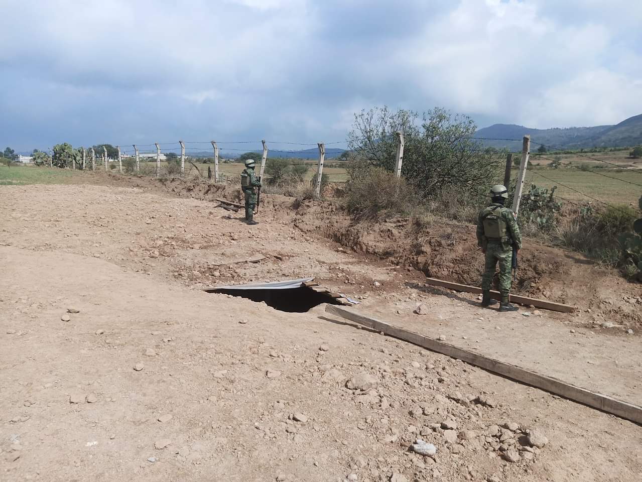 La Secretaría de la Defensa Nacional, Guardia Nacional y en coordinación con personal de Seguridad Física de PEMEX, hacen del conocimiento que, en la comunidad de San Cristóbal Zacacalco, Municipio de Calpulalpan, Tlaxcala, se llevó a cabo el hallazgo de una excavación (túnel) en las cercanías del área de ductos en referida localidad, con la finalidad de ser empleado para la probable extracción ilegal de hidrocarburo (gas). En atención a una denuncia y mediante reconocimientos terrestres, el personal castrense llevó a cabo la ubicación del túnel, el cual se encuentra constituido por una fosa de aproximadamente 8 metros de profundidad, por lo que, en coordinación con personal de Protección Civil del Estado de Tlaxcala y del Sector de Ductos de Seguridad Física de PEMEX, esta fecha se llevó a cabo la verificación de su interior, identificándose la realización de trabajos de excavación, los cuales estaban próximos a llegar a los ductos de combustible. Asimismo, se levantó la denuncia de hechos correspondiente ante autoridades de la Fiscalía General de la República del estado de Tlaxcala, con el objeto de llevar a cabo el aseguramiento del área y realizar la judicialización correspondiente como delito frustrado y evitar accidentes a la población y sus propiedades. Con estas acciones el Ejército y Fuerza Aérea Mexicanos y la Guardia Nacional, refrendan su compromiso de velar y salvaguardar el bienestar de los ciudadanos, contribuyendo con los proyectos implementados por el Gobierno de México para garantizar la paz y seguridad de la población.