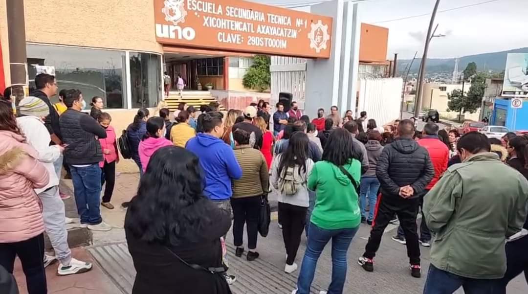 Padres de familia exigen salida de director de la Técnica 1