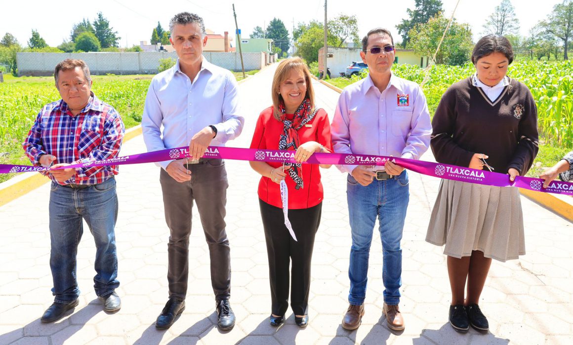 Entrega Lorena Cuéllar obra pública en Apizaco y Huamantla