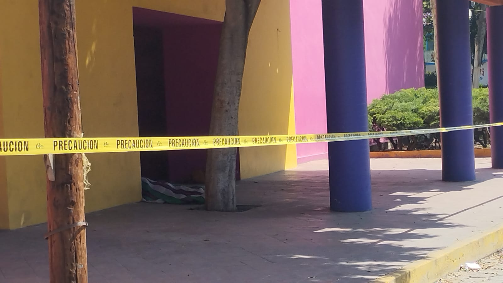 Localizan a hombre muerto frente al salon Joaquín Cisneros