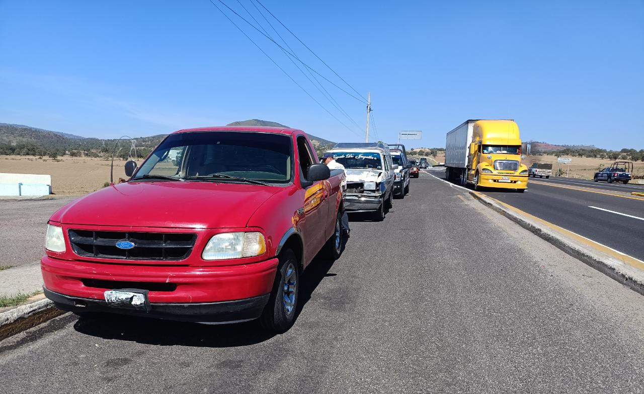 Choque entre dos camionetas deja mujer con crisis nerviosa en el municipio de Calpulalpan